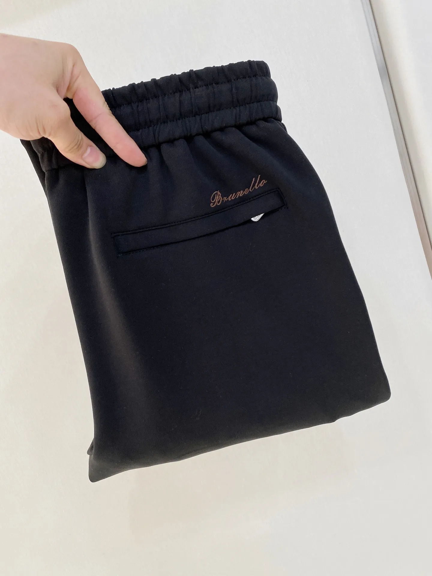 BC 2026 Autumn and Winter New Arrival fabric Fabric: High-quality sand-washed cupro silk fabric, with delicate touch, drape and wrinkle resistance, and the upper body is crisp and comfortable. Style: Straight cut with contrasting color drawstring elastic waist, simple small logo, diagonal pockets, loose fit and flattering leg shape. Color: Four colors: gray blue, coffee, navy blue, and black. The tone is calm and soft, suitable for many types of wear. Sizes:M-4XL